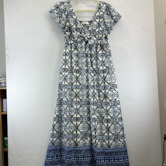 Taylor Women’s Maxi Sz 12 Blue/White  Smocked Elastic Back Polyester Boho NWT - Picture 1 of 12